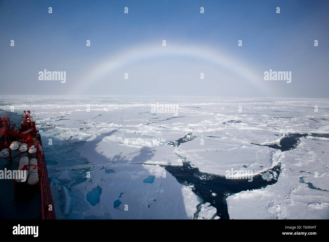 Nebel Bogen in den Arktischen Ozean. Dies ist vergleichbar mit einem Regenbogen, aber wegen der geringen Größe der Wassertropfen, der Nebel, die Nebel Bogen hat keine Farben Stockfoto