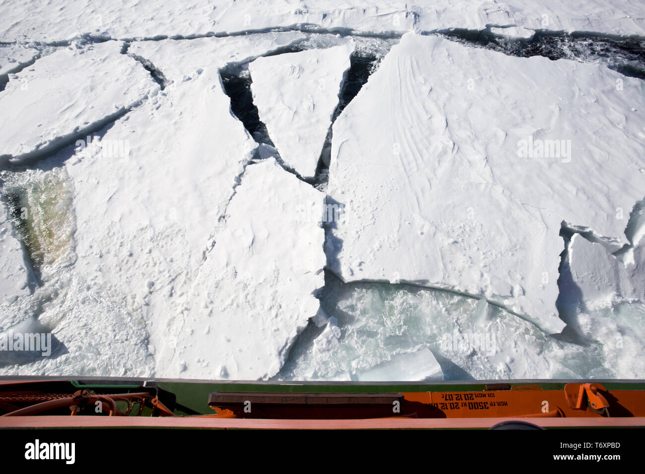 Ansicht des Brechens von Meereis von Deck von Icebreaker zum Nordpol reisen an Bord des russischen Eisbrechers 50 Jahre Sieg genommen. Stockfoto