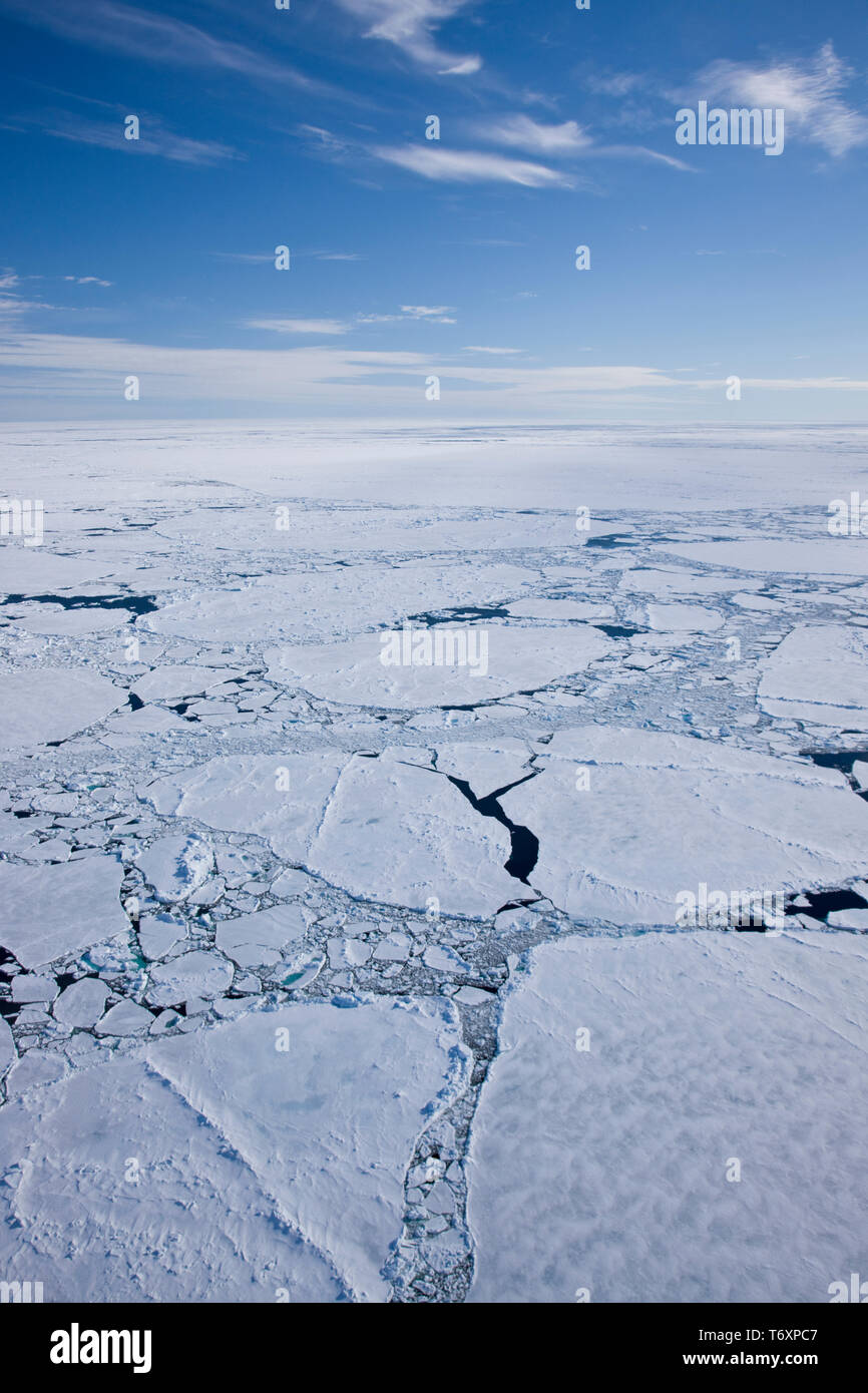Luftaufnahme von Meereis in der russischen Arktis, Reise zum Nordpol an Bord der russischen Eisbrecher Yamal. Stockfoto
