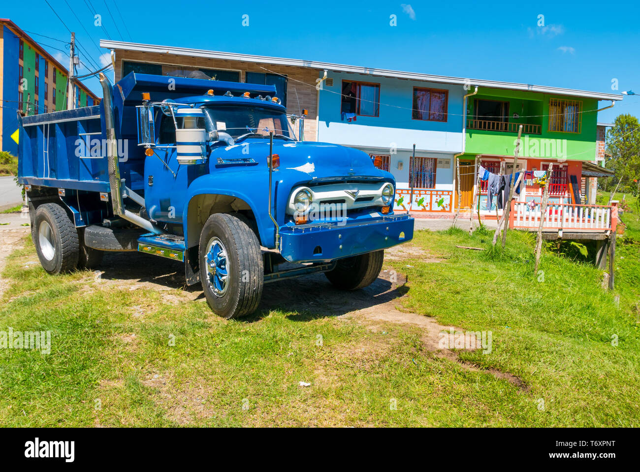 Typische Kolumbianischen blauen Lkw und kolonialen Häuser in Guatape Stockfoto