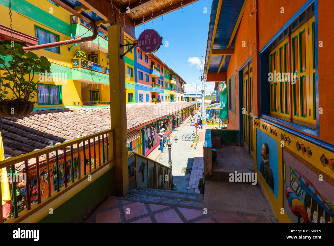 Straße im historischen Zentrum von guatape Kolumbien Stockfoto