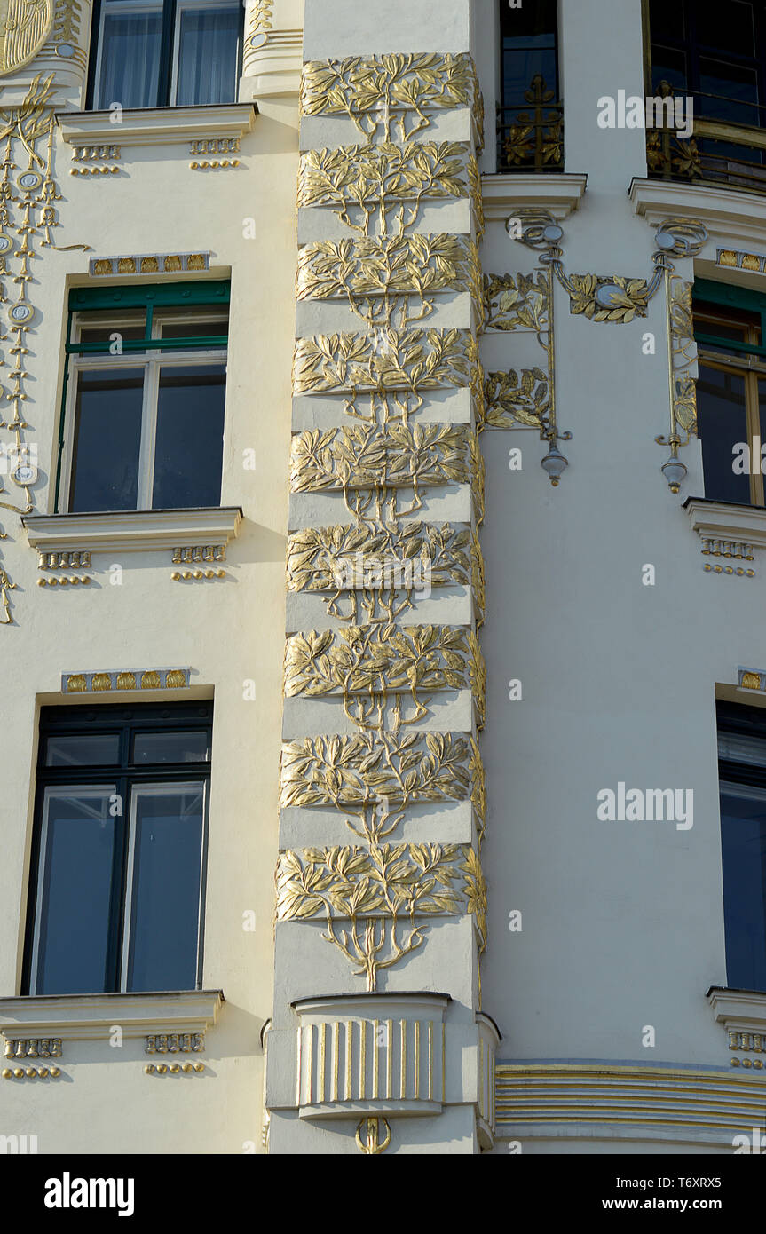 Wien, Österreich - 1 April 2019: Die goldenen Baum des Lebens Design auf das so genannte Haus der Medaillons, die berühmten Jugendstil (Sezession) Gebäude am Li Stockfoto