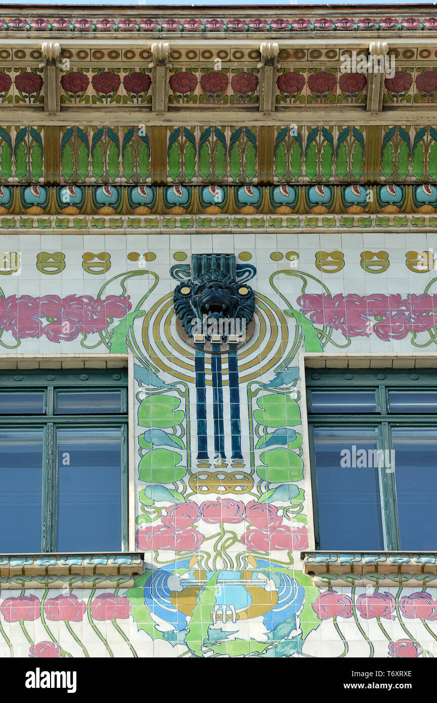 Wien, Österreich - 1 April 2019: Detail aus der Fassade von Otto Wagners Majolika Haus (eingangstüre), in die Linke Wienzeile, klassische Secession (Art. Stockfoto