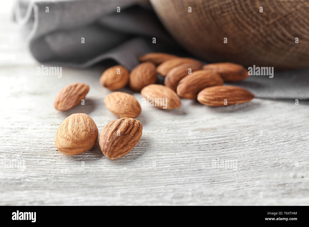 Zerstreut Mandeln auf hölzernen Tisch Stockfoto