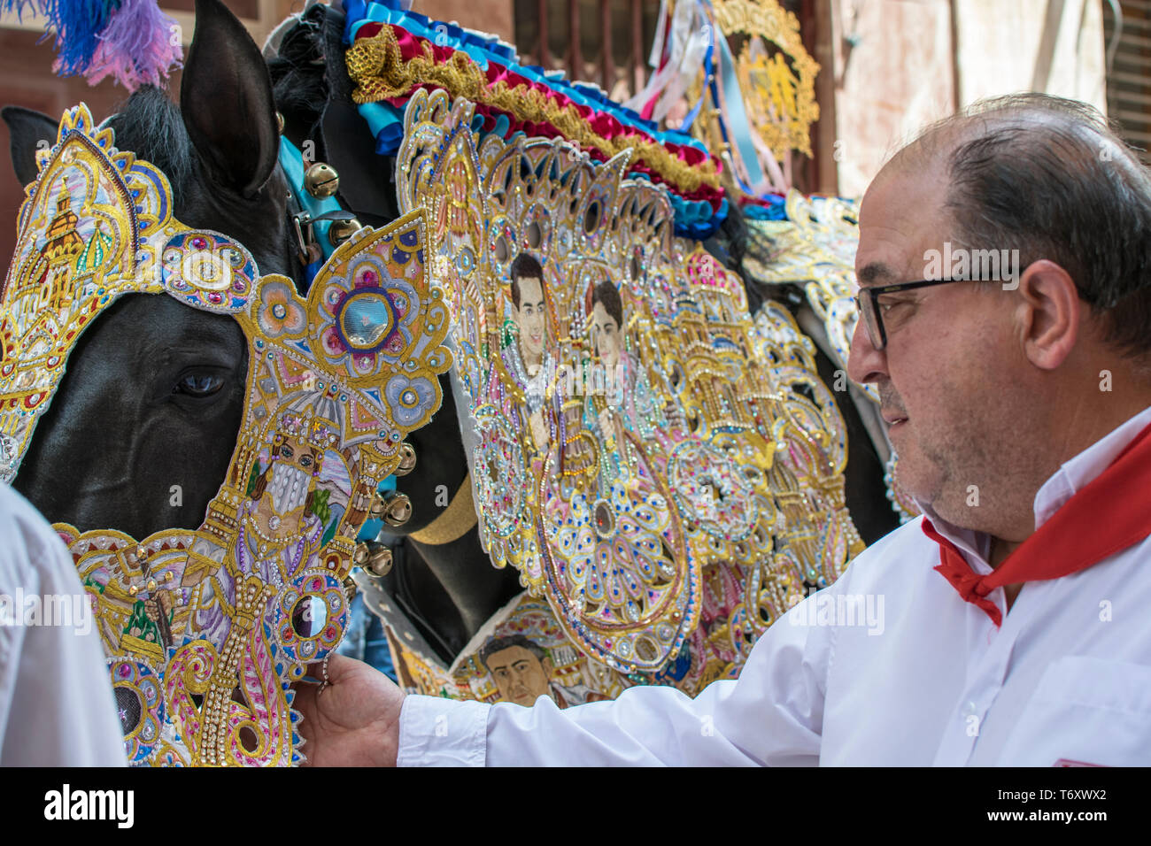 Caravaca de la Cruz, Spanien, Mai 2, 2019: Pferde vorgeführt bei Caballos Del Vino, Caravaca. Spanische feiern Wein Pferde, Caballo del Vino. Stockfoto