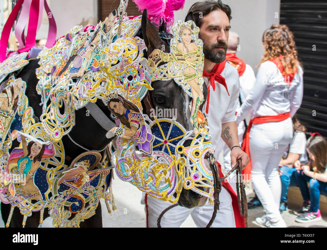 Caravaca de la Cruz, Spanien, Mai 2, 2019: Pferde vorgeführt bei Caballos Del Vino, Caravaca. Spanische feiern Wein Pferde, Caballo del Vino. Stockfoto