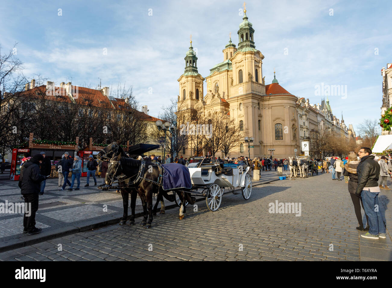 Pferdekutschen warten auf Touristen auf Weihnachten Old Town Square Stockfoto