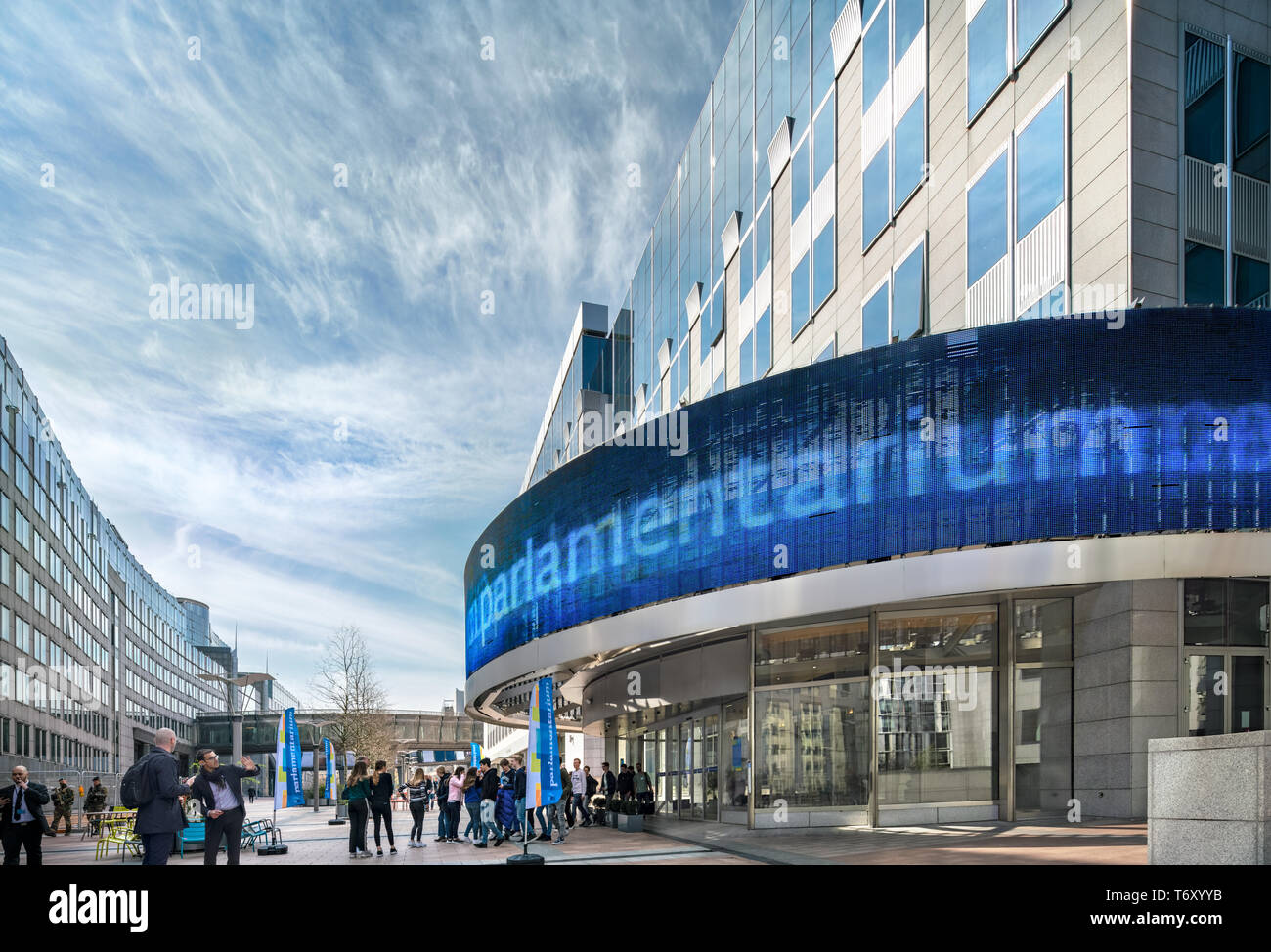 Brüssel Parlamentarium, das Besucherzentrum, das Besucherzentrum des Europäischen Parlaments. Eingang mit Zeichen und Studenten. Stockfoto