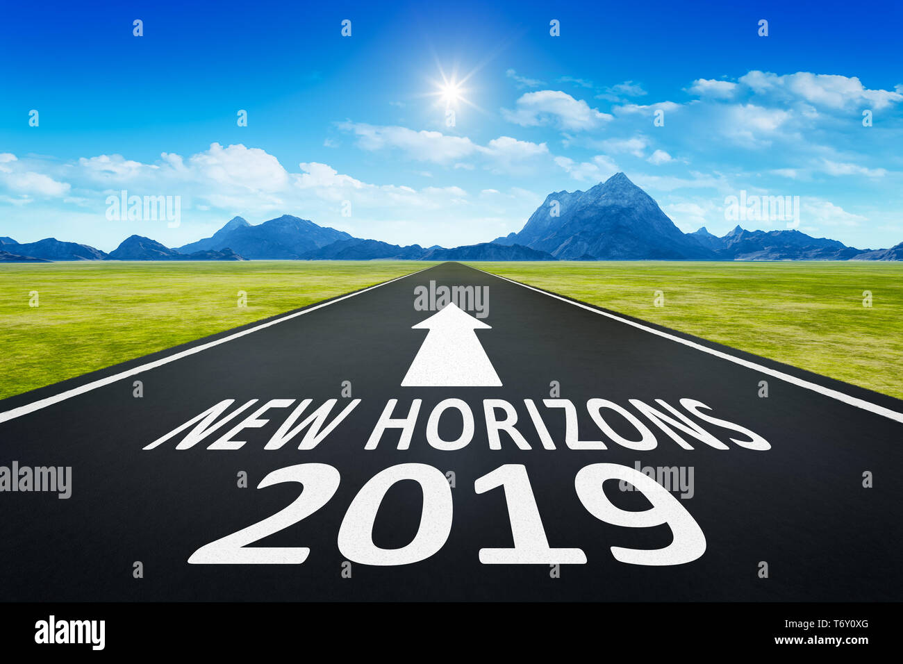Straße zum Horizont mit Text neue Horizonte 2019 Stockfoto