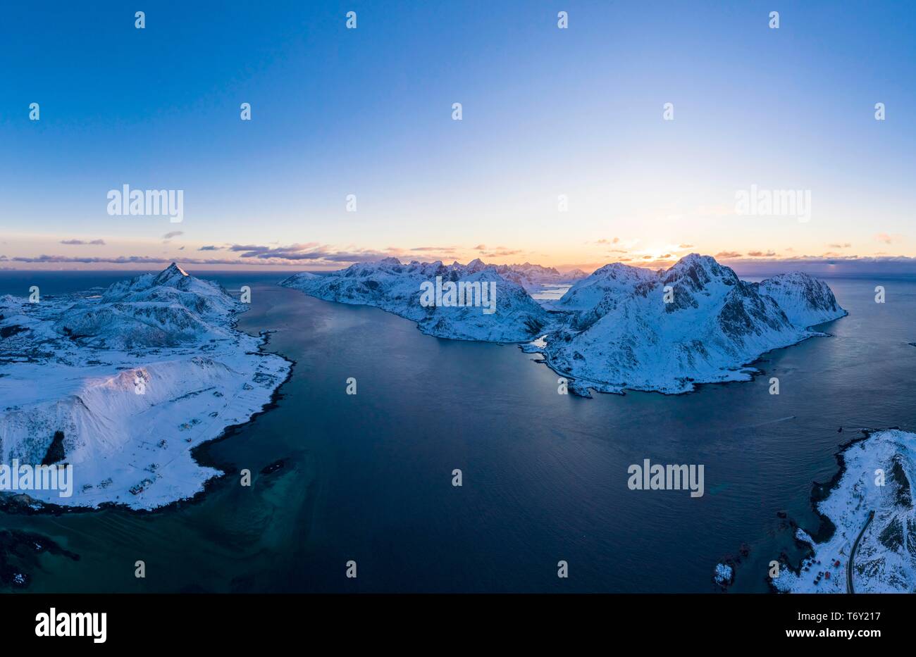 Blick von Offersoykammen die Fjorde und Berge in Abendstimmung, Flakstadoya und Vestvagoya, Lofoten, Norwegen Stockfoto