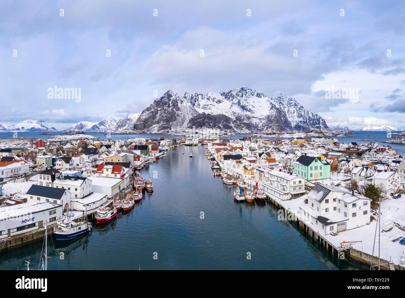 Port im Fischerdorf Henningsvær, Austvagoya, Lofoten, Norwegen Stockfoto