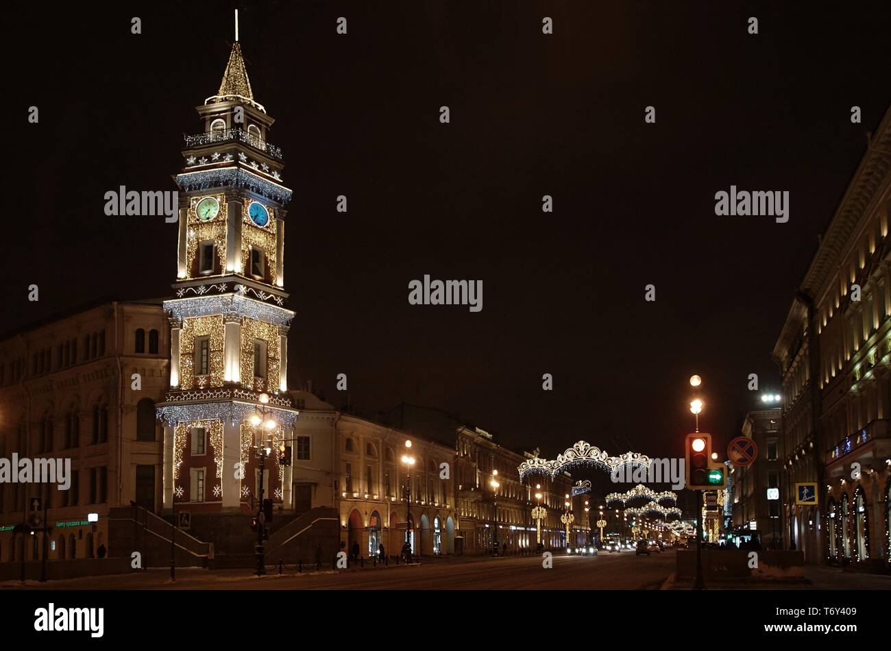 Weihnachtsdekoration der Stadt mit einem glühenden Lichter Stockfoto