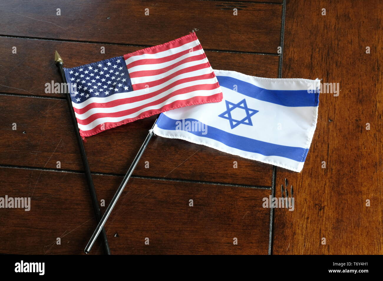 Fahnen von Israel und den Vereinigten Staaten in eine Holz- oberfläche; amerikanisch-israelischen Beziehungen. Stockfoto