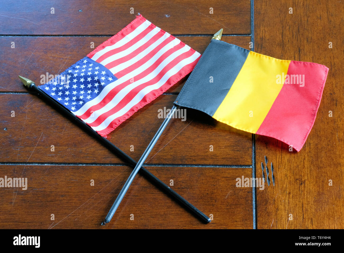 Flaggen der Vereinigten Staaten und Belgien auf einer hölzernen Oberfläche; Belgische amerikanischen Beziehungen. Stockfoto