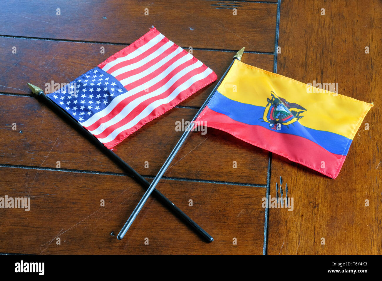 Flaggen der Vereinigten Staaten und Ecuador auf einer hölzernen Oberfläche; Ecuadorianischen amerikanischen Beziehungen. Stockfoto