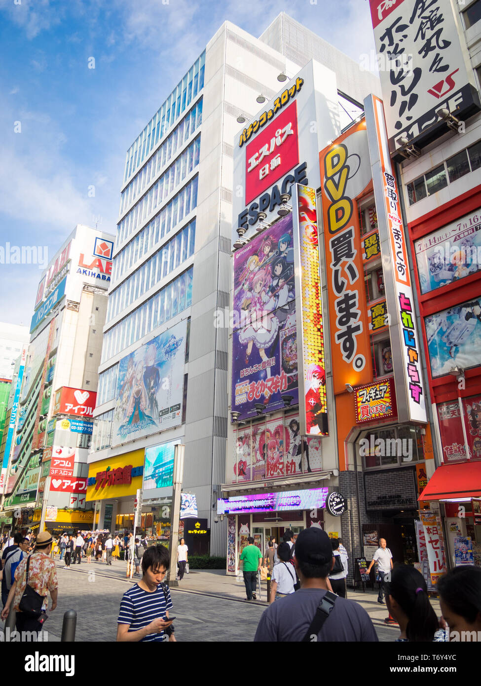Menschen, Anime, Läden, Geschäfte, und Zeichen in der Akihabara Electric Town Distrikt von Tokio, Japan. Stockfoto