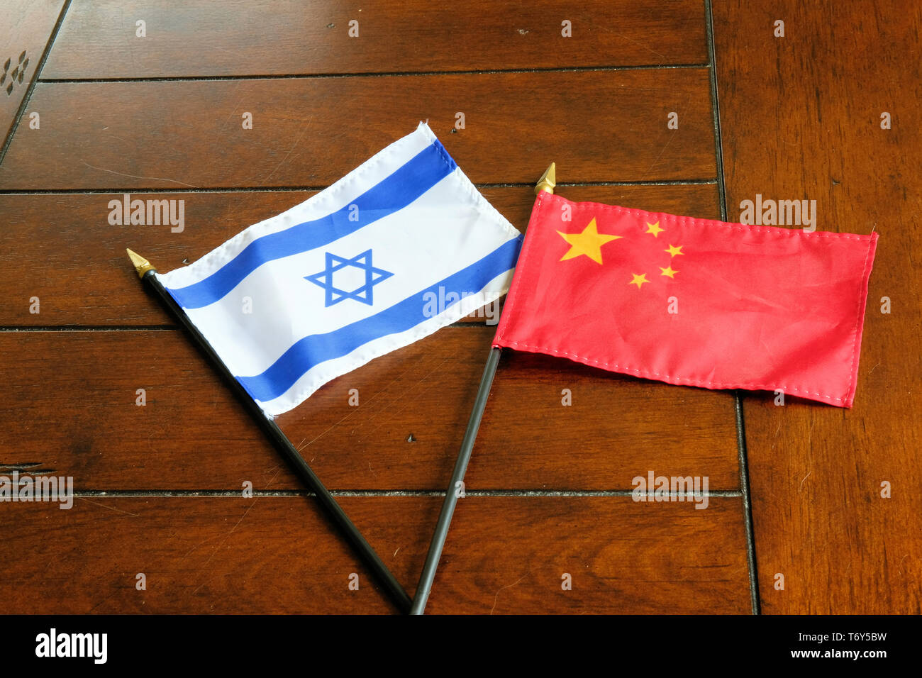 Flagge von China und Israel auf einer hölzernen Oberfläche; Israeli-Chinese Beziehungen. Stockfoto