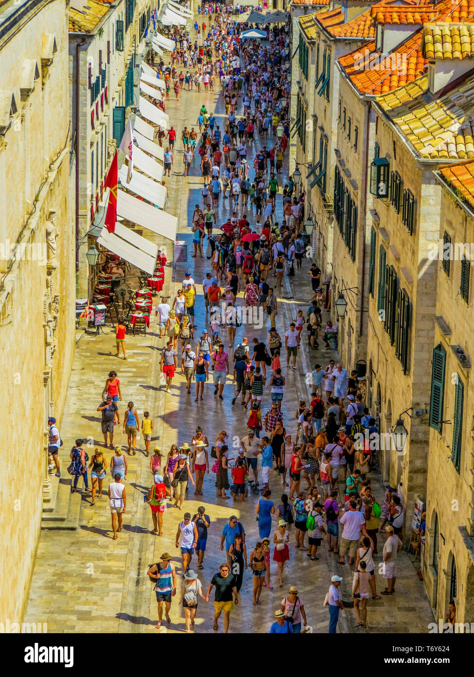 DUBROVNIK, KROATIEN - August 8, 2015: Luftaufnahme der Stradun (Placa), die Fußgängerzone Hauptstraße von Touristen und Einheimischen überlaufen. Stockfoto