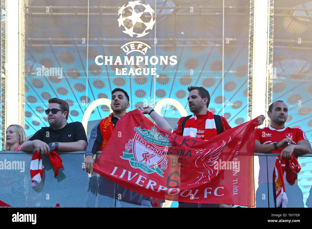 Liverpool Fans zeigen ihre Unterstützung in der Nähe der NSC Olimpiyskiy Stadion in Kiew vor dem Finale der UEFA Champions League 2018 Stockfoto