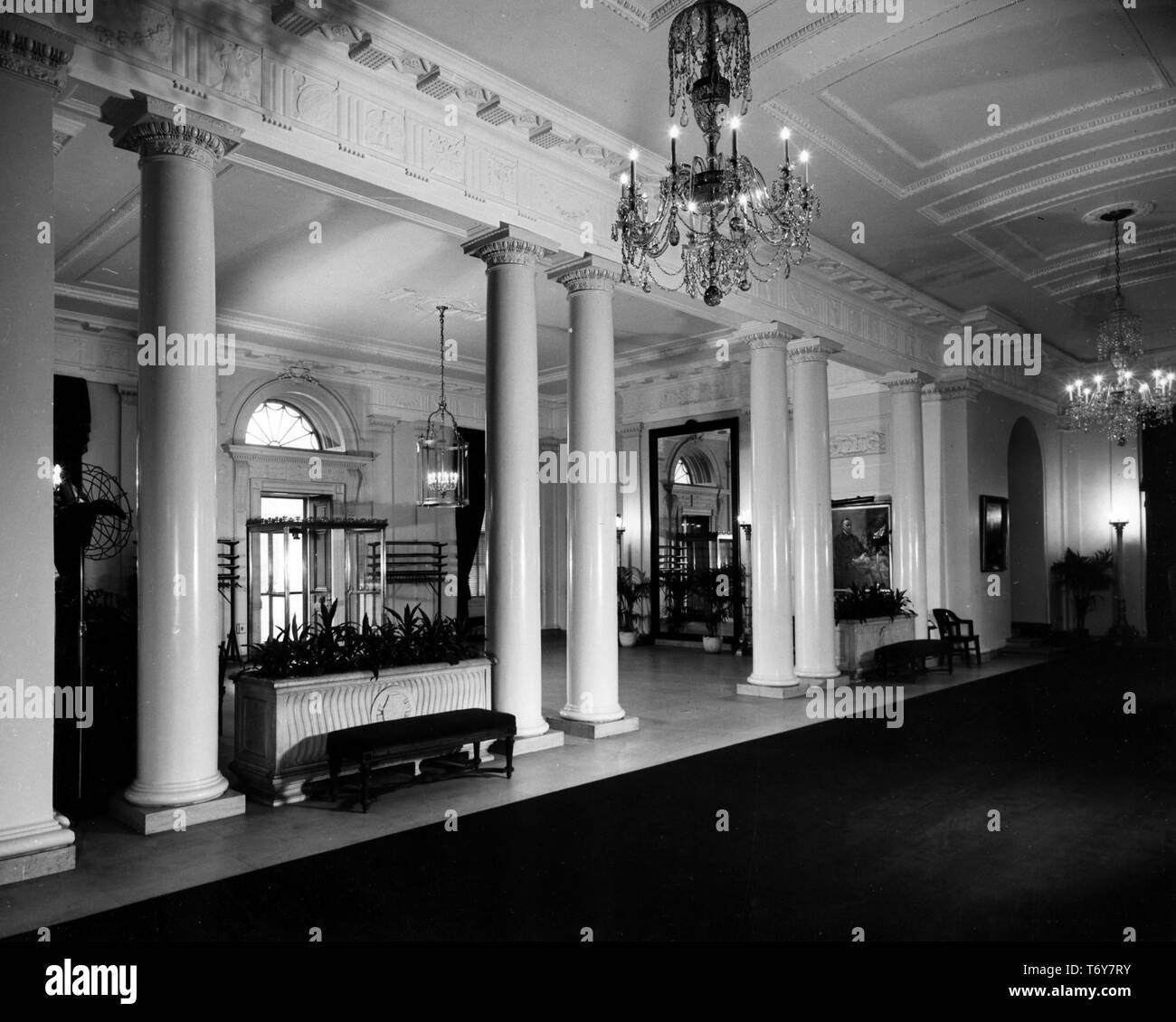 Schräger Blick auf das Weiße Haus Eingangsbereich, mit Säulen und Kronleuchtern aus Kristall, Washington, District of Columbia, November, 1947. Mit freundlicher Genehmigung der nationalen Archive. () Stockfoto