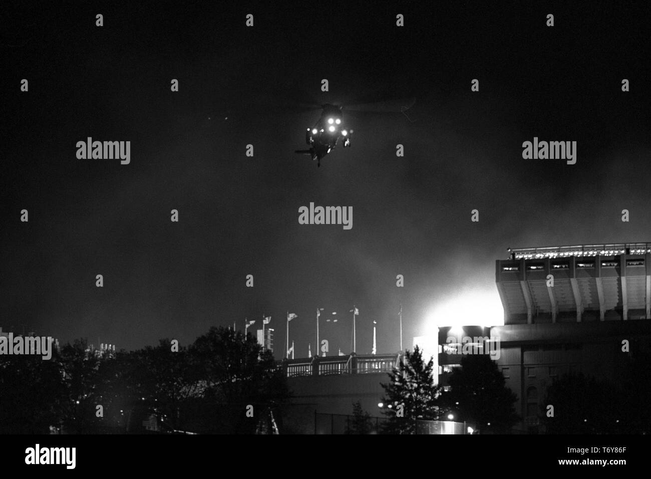 George W Bush kommt am Yankee Stadium für die Weltmeisterschaft an Bord Marine One, 30. Oktober 2001. Mit freundlicher Genehmigung der nationalen Archive. () Stockfoto