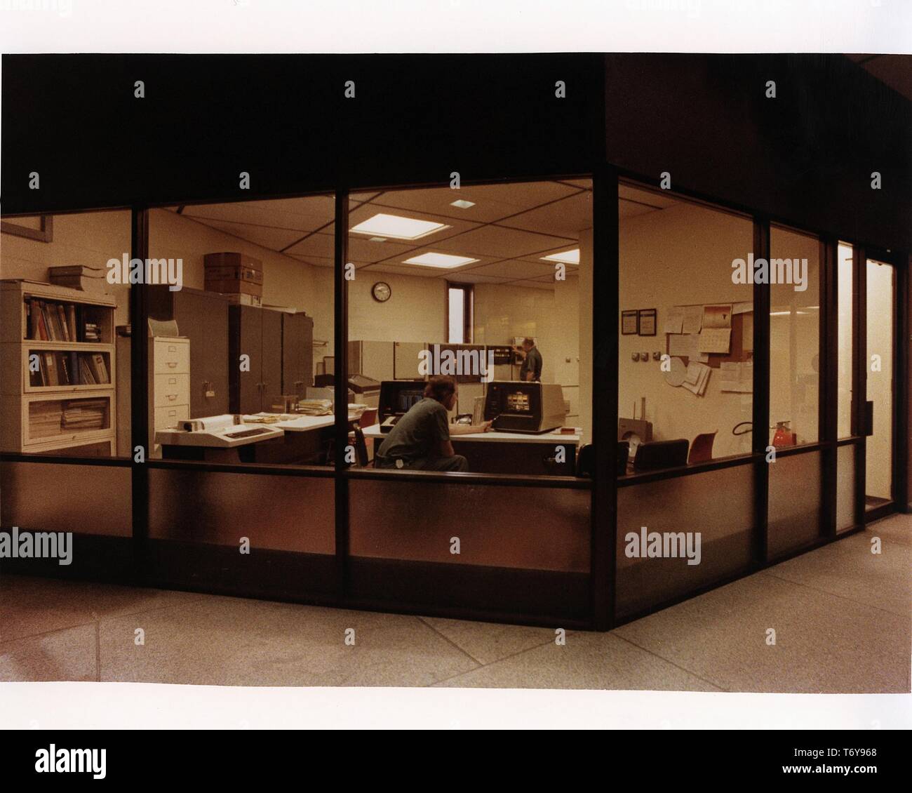 Edv-Raum im Erdgeschoss für die Überwachung des Energieverbrauchs innerhalb der Norris Baumwolle Federal Building, ausgerüstet mit Nachhaltigkeit, Manchester, New Hampshire, 1976. Mit freundlicher Genehmigung des US-Ministeriums für Energie. () Stockfoto