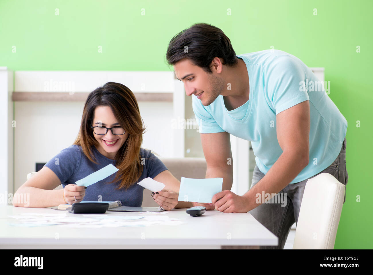 Junge Familie kämpfen mit Personal Finance Stockfoto
