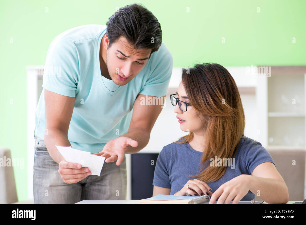 Junge Familie kämpfen mit Personal Finance Stockfoto