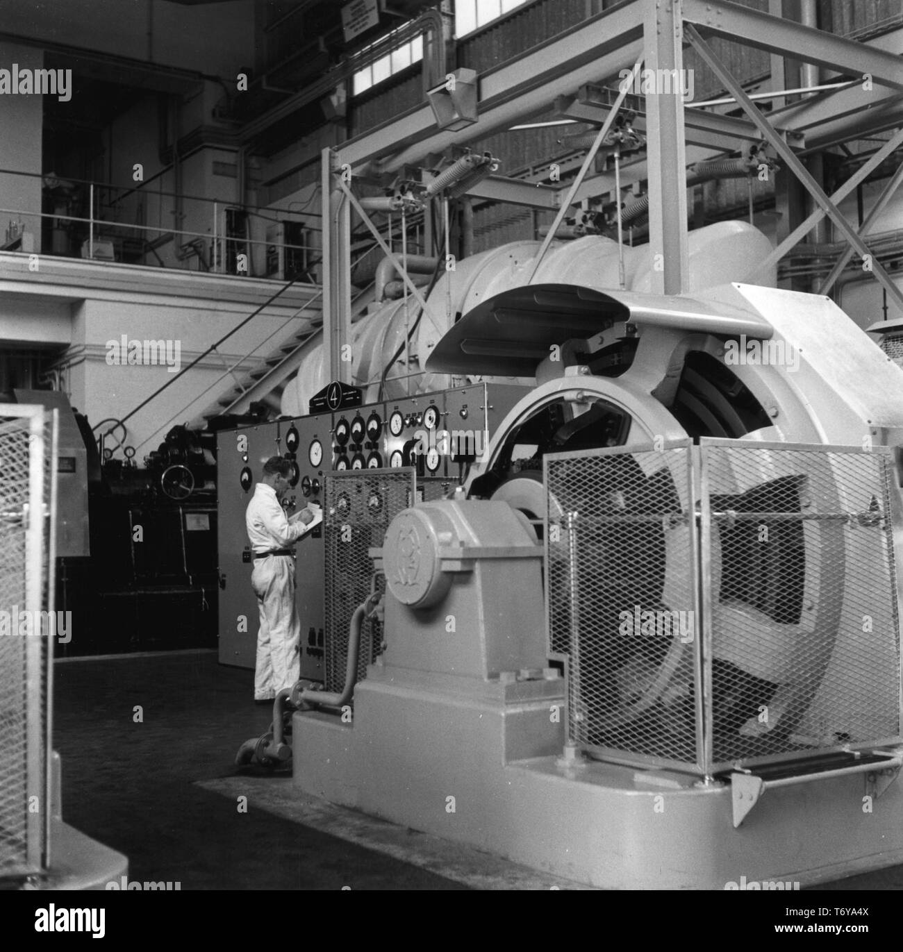 Ein Techniker überprüft ein Ward-Leonard-Steuerung im Reaktor Nummer 1 CO2 Gebläse eingesetzt, Calder Hall Atomkraftwerk Sellafield, Großbritannien, 1956. Mit freundlicher Genehmigung des US-Ministeriums für Energie. () Stockfoto