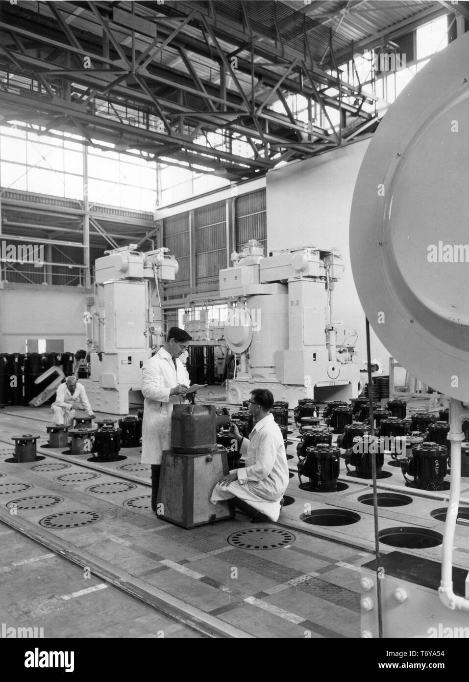 Calder Hall Mitarbeiter Anthony Bauer und James Kearney messen Neutronenfluss auf der Laden - Entladen Deck der Reaktor Nummer 1, Calder Hall Atomkraftwerk Sellafield, Großbritannien, 1956. Mit freundlicher Genehmigung des US-Ministeriums für Energie. () Stockfoto