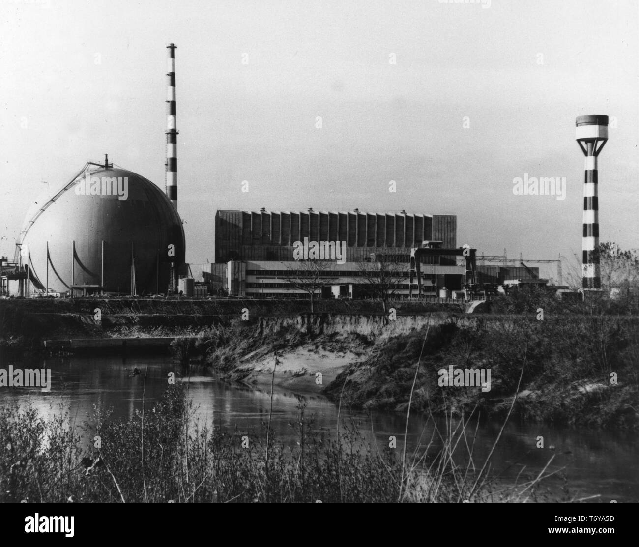 Weite Einstellung des Garigliano Nuclear power plant, errichtet und von SOCIET SENN Elettronucleare Nazionale SpA (SpA) mit dem Fluss Garigliano im Vordergrund, Neapel, Italien, 1967 betrieben. Mit freundlicher Genehmigung des US-Ministeriums für Energie. () Stockfoto