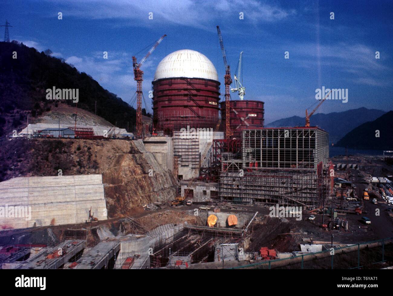Weite Einstellung der Bauarbeiten am Atomkraftwerk Mihama, von Kansai Electric Power Company (KEPCO) Mihama, Japan, 1967 gebaut. Mit freundlicher Genehmigung des US-Ministeriums für Energie. () Stockfoto