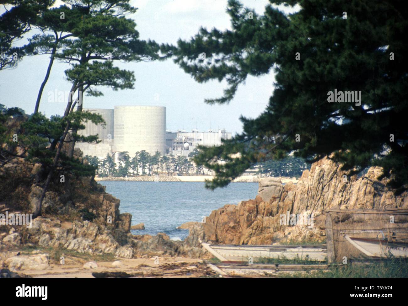 Verdeckt auf Atomkraftwerk Mihama, mit Nyunoura Bay, Kiefern, Felsen, und Fischerboote im Vordergrund, Mihama, Japan, 1970. Mit freundlicher Genehmigung des US-Ministeriums für Energie. () Stockfoto
