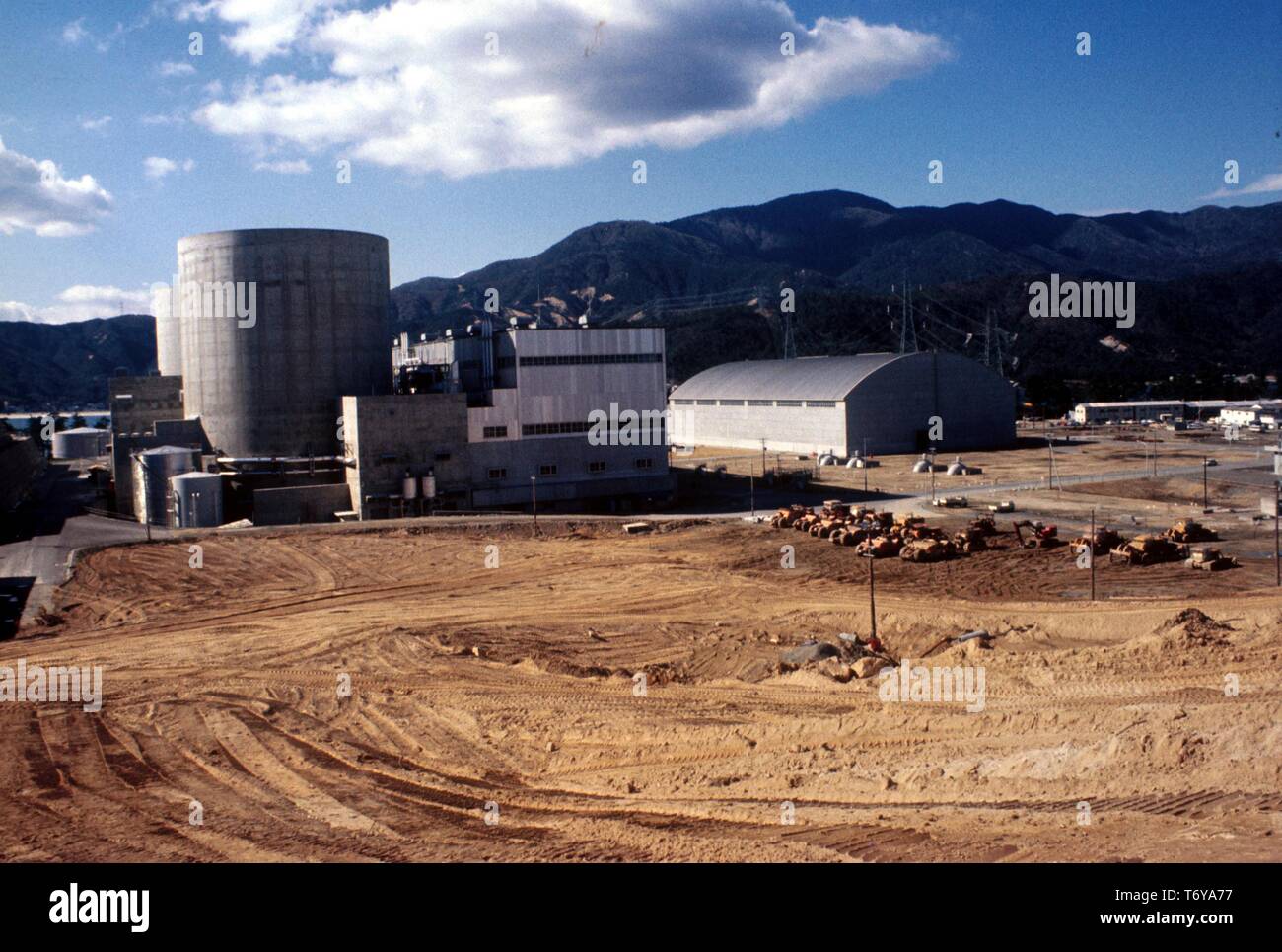 Das Äußere des Atomkraftwerk Mihama, an einem sonnigen Tag, mit Schmutz- und Baufahrzeuge im Vordergrund, Mihama, Japan, 1975. Mit freundlicher Genehmigung des US-Ministeriums für Energie. () Stockfoto