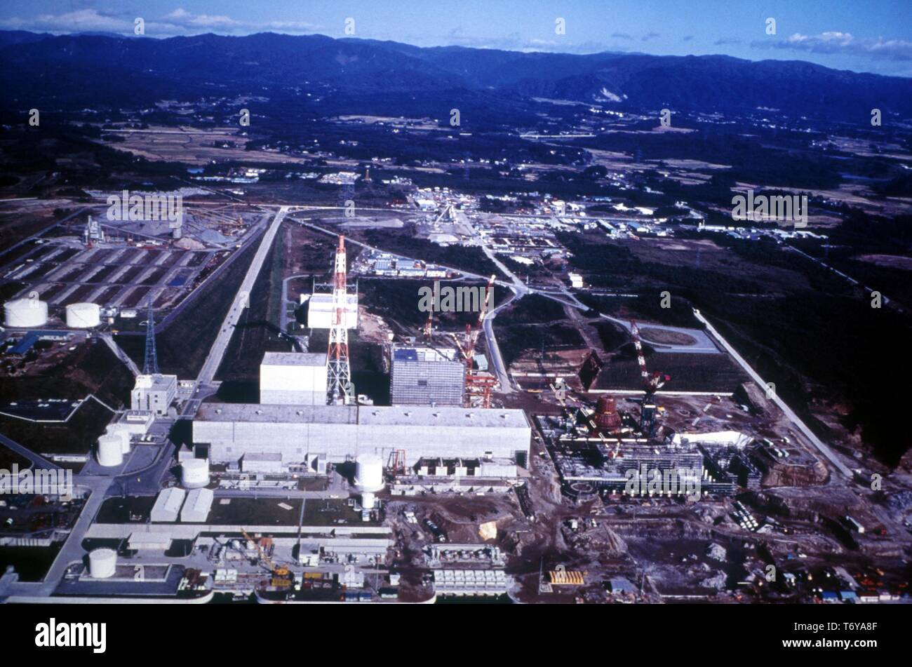 Luftaufnahme der Fukushima Daiichi, mit Bergen im Hintergrund, Fukushima, Japan, 1971. Mit freundlicher Genehmigung des US-Ministeriums für Energie. () Stockfoto