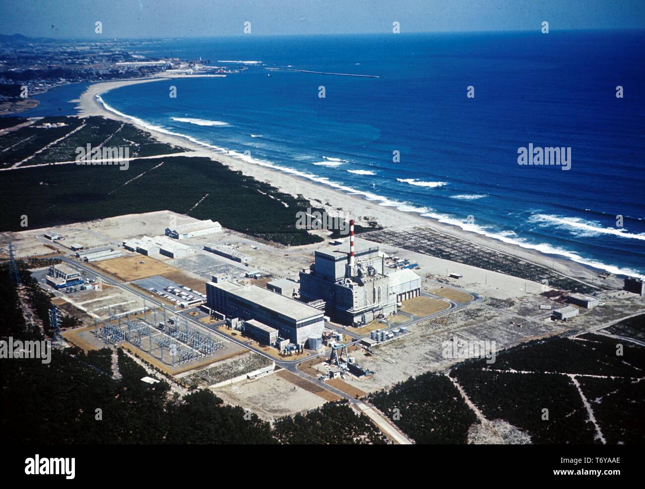 Luftaufnahme der T kai Kernkraftwerk, an einem sonnigen Tag, mit dem Pazifik Küste im Hintergrund, Tokai, Japan, 1970. Mit freundlicher Genehmigung des US-Ministeriums für Energie. () Stockfoto