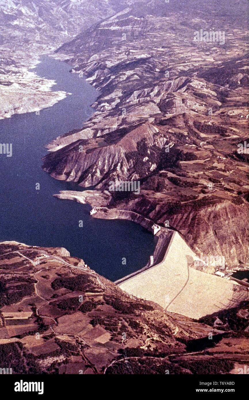 Luftaufnahme von einem Wasserkraftwerk, Frankreich, 1970. Mit freundlicher Genehmigung des US-Ministeriums für Energie. () Stockfoto