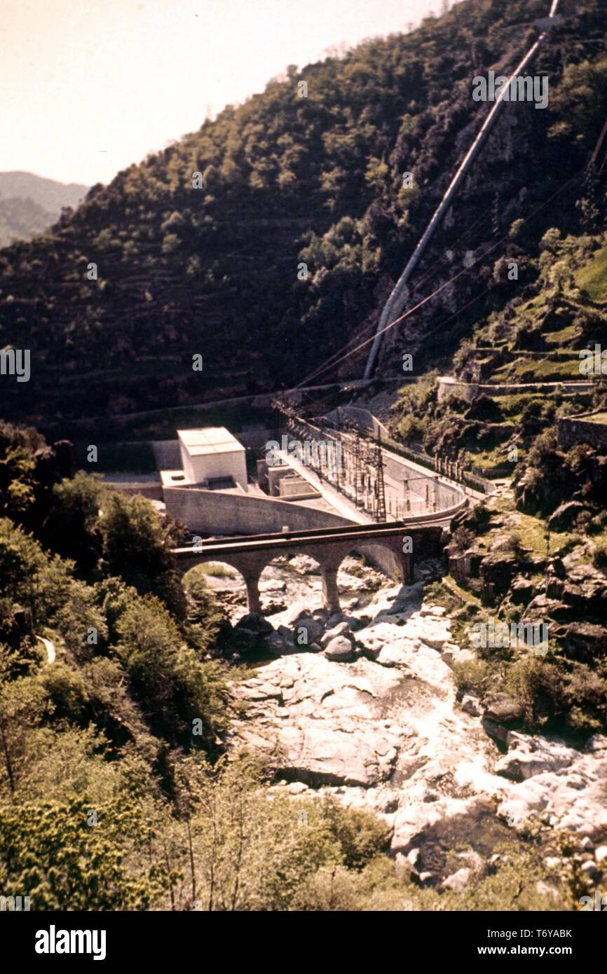 Luftaufnahme von einem Hydraulikaggregat, an einem sonnigen Tag, über einen Fluss in einer bergigen Region, Frankreich, 1970 gebaut. Mit freundlicher Genehmigung des US-Ministeriums für Energie. () Stockfoto