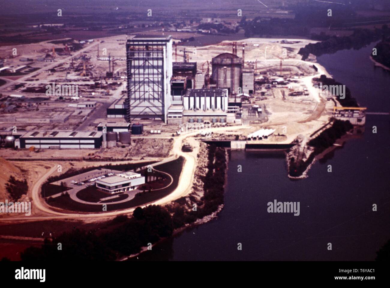 Luftaufnahme von Bauarbeiten am Kernkraftwerk Bugey, mit zwei PWR (druckwasserreaktoren) und einem UNGG (Uran Naturel Graphit Gaz) Reaktor, Bugey, Frankreich, 1970. Mit freundlicher Genehmigung des US-Ministeriums für Energie. () Stockfoto