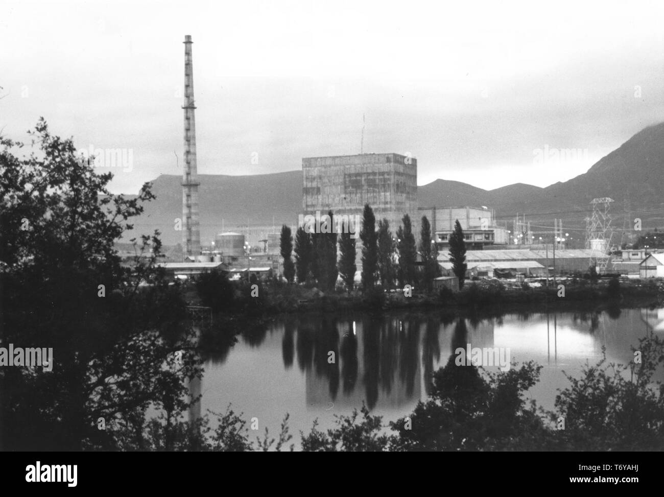 Verdeckt Blick auf Santa Maria de Garona Kernkraftwerk, mit dem Ebro Fluss im Vordergrund, Burgos, Spanien, 1971. Mit freundlicher Genehmigung des US-Ministeriums für Energie. () Stockfoto