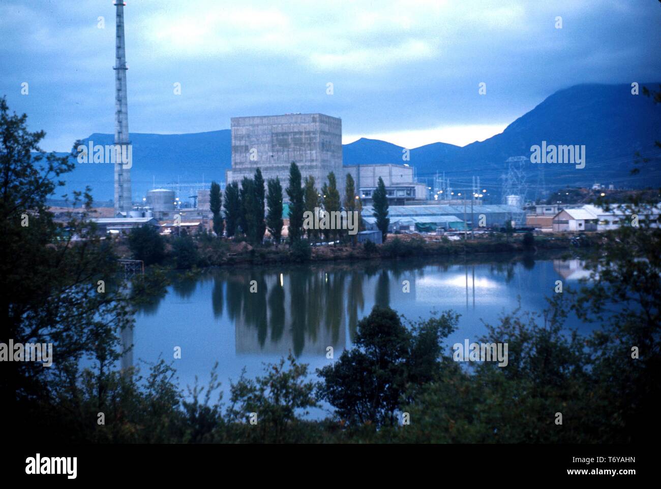 Verdeckt Aussicht auf die Santa Maria de Garona Kernkraftwerk, mit dem Ebro Fluss im Vordergrund, Burgos, Spanien, 1970. Mit freundlicher Genehmigung des US-Ministeriums für Energie. () Stockfoto