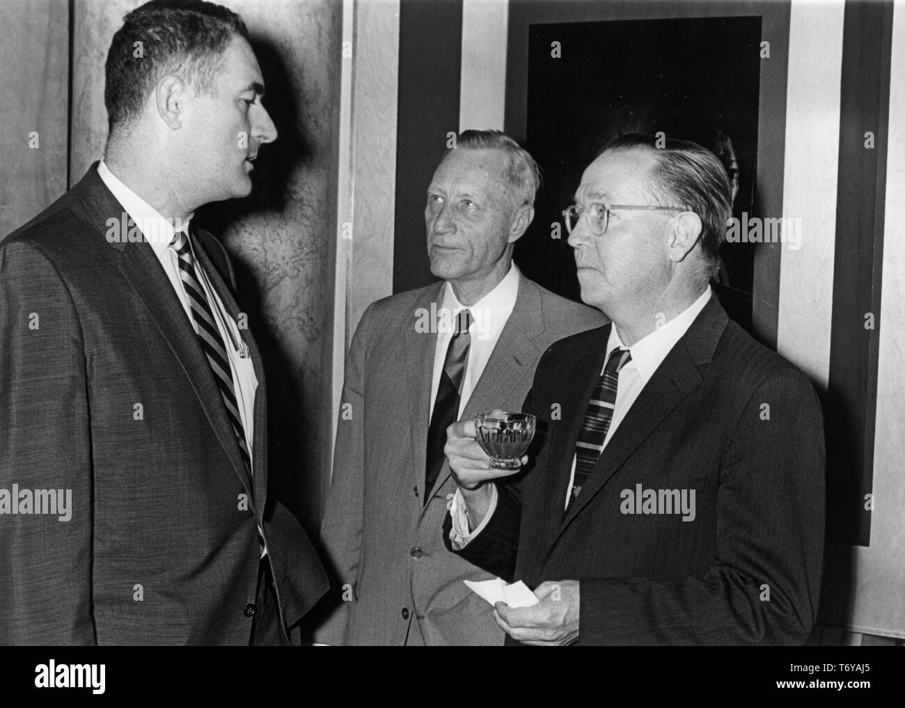 Drei Männer, darunter Physiker John S Fördern (Mitte), vermischen sich bei der ersten jährlichen Ernest Orlando Lawrence Preisverleihung, Washington DC, 27. Juni 1960. Mit freundlicher Genehmigung des US-Ministeriums für Energie. () Stockfoto
