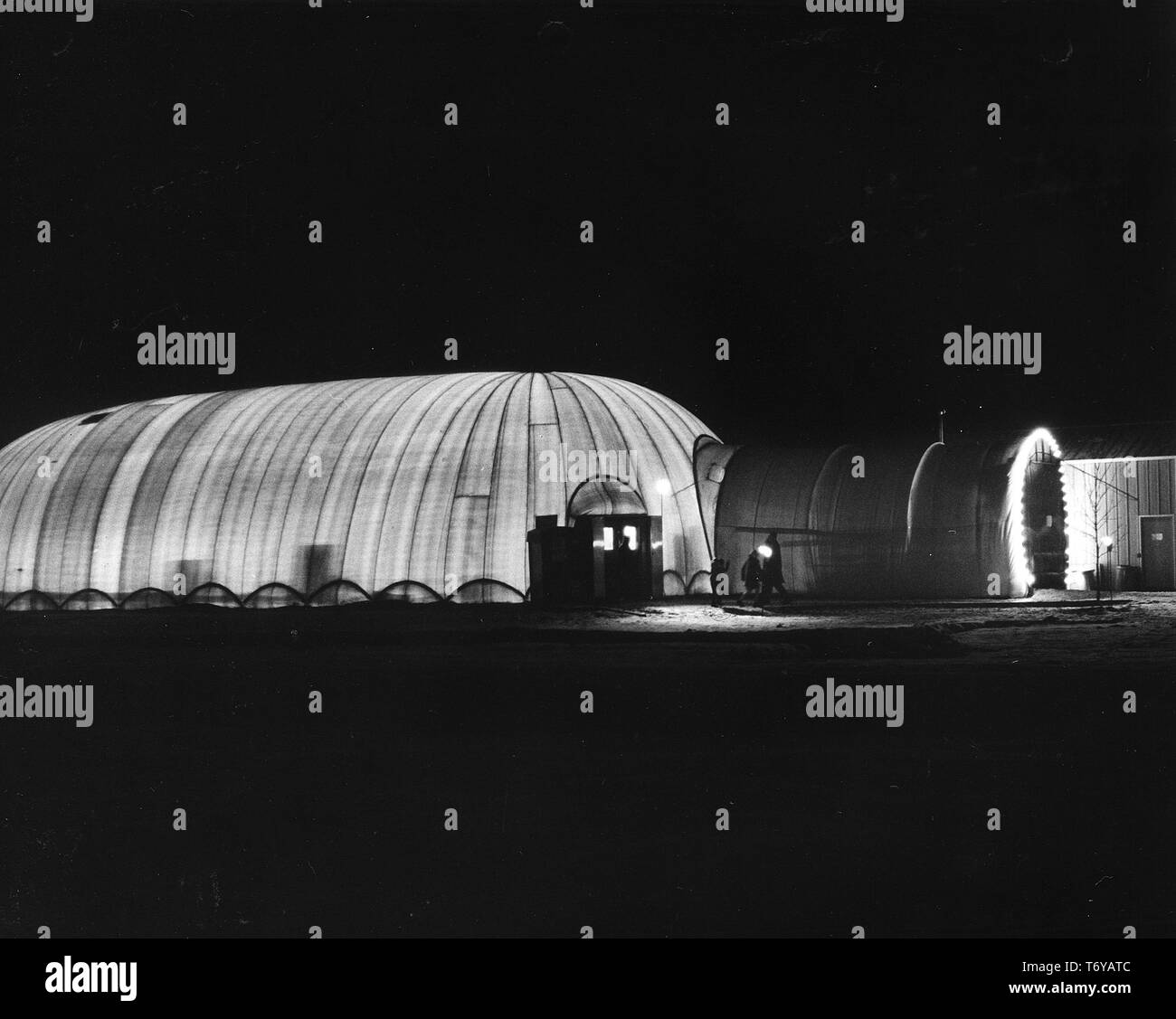 Das äußere Profil eines Aufblasbares Gebäude, nachts, Gehäuse Arbeitsmodelle und der Maschinenhalle für die wichtigsten Fermilab Teilchenbeschleuniger, Batavia, Illinois, 1968. Mit freundlicher Genehmigung des US-Ministeriums für Energie. () Stockfoto