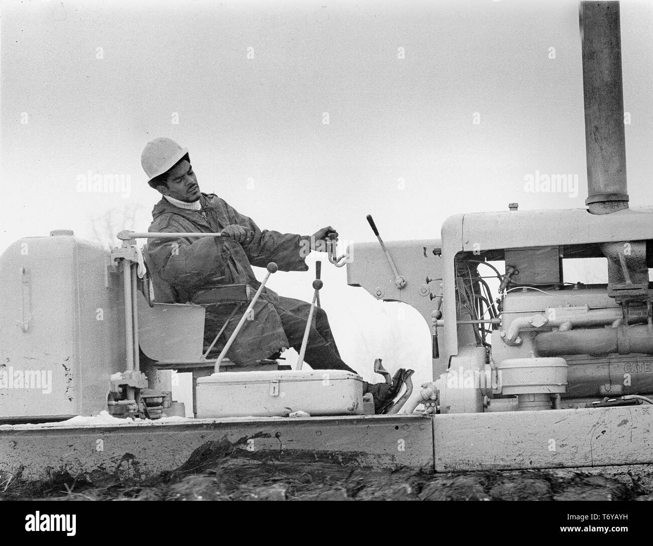 Froschperspektive von Chauncey Woods Betrieb eines Schless earthmover während einer Fermilab Spatenstich, Batavia, Illinois, 1968. Mit freundlicher Genehmigung des US-Ministeriums für Energie. () Stockfoto