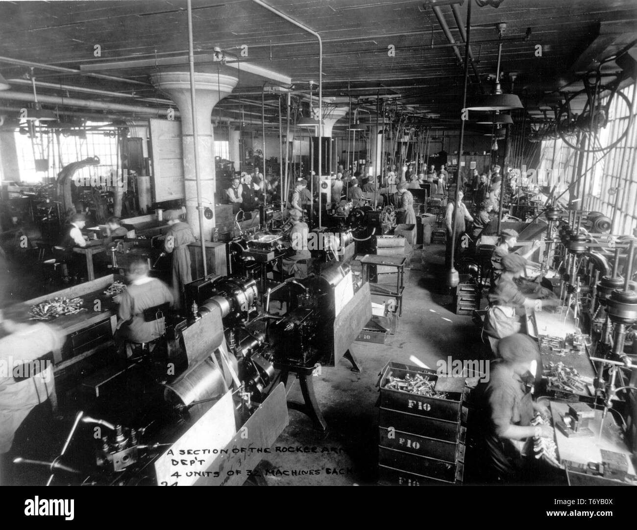 Hohe Betrachtungswinkel von Männern und Frauen in der Kipphebel-Abteilung einer Automobilfabrik während des Ersten Weltkrieges mit freundlicher Genehmigung des US-Ministeriums für Energie, 1915. () Stockfoto
