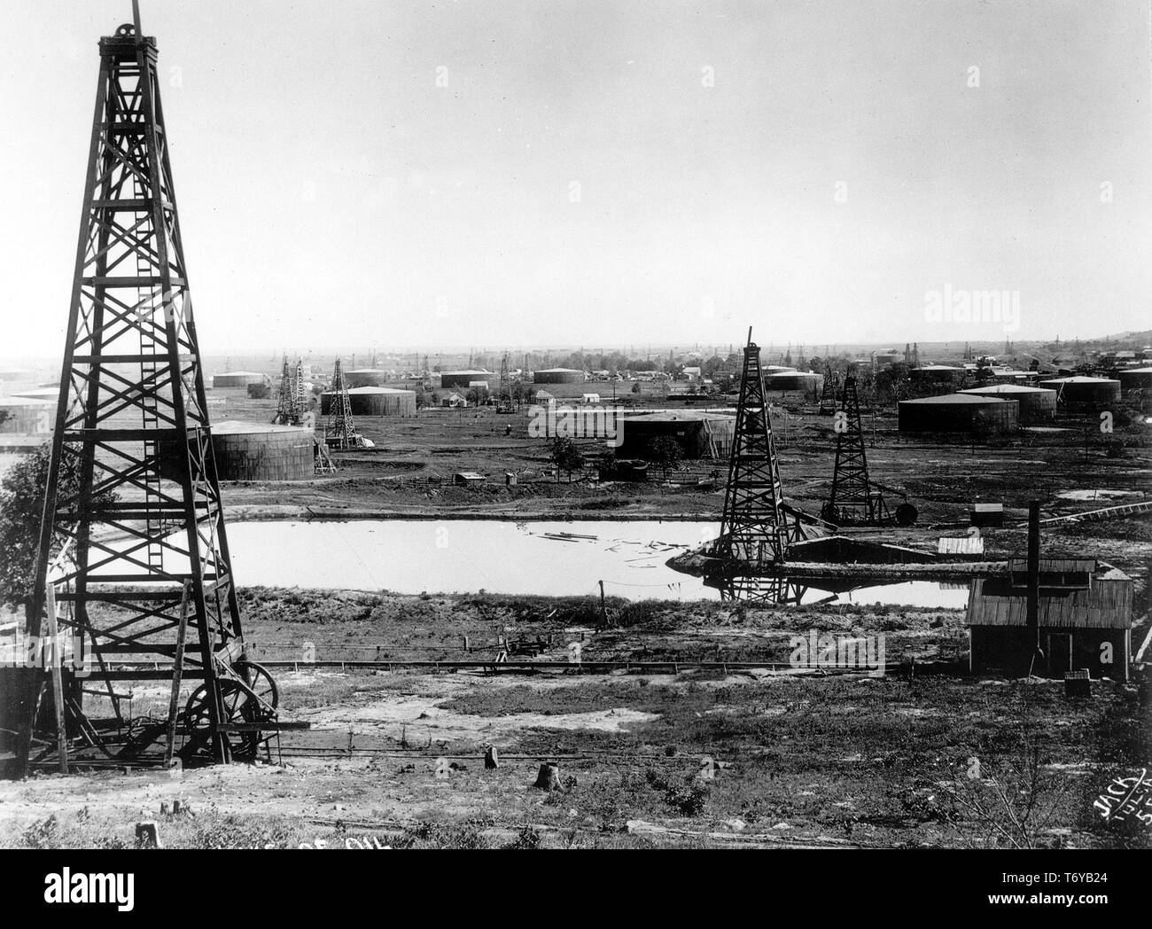 Birds Eye View der Kräne, Tanks, ein Irdenes storage Grube auf ein Ölfeld, Oklahoma, 1900. Mit freundlicher Genehmigung des US-Ministeriums für Energie. () Stockfoto