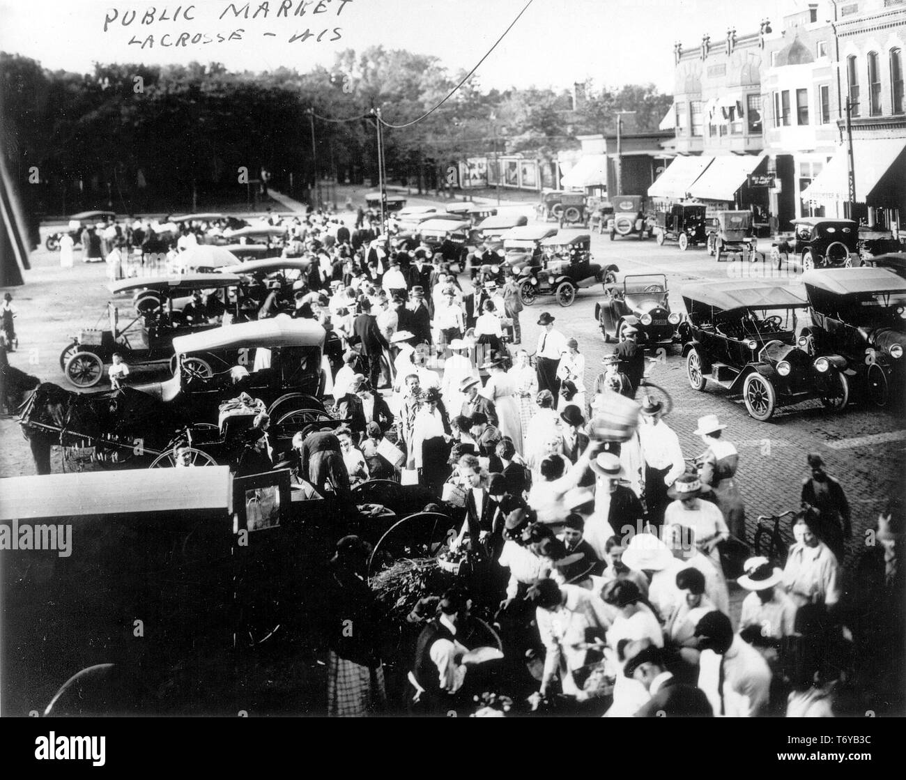Hohe Betrachtungswinkel und einer Masse von Menschen, um geparkte Anbieter Automobile im La Crosse Public Market, La Crosse, Wisconsin, 1910 versammelt. Mit freundlicher Genehmigung des US-Ministeriums für Energie. () Stockfoto