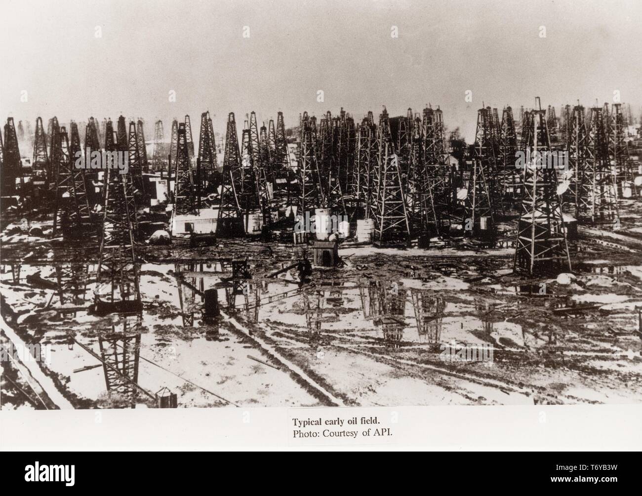 Hoher winkel Landschaft geschossen von derrickkräne und Gebäude dicht aneinander auf einer frühen Ölfeld, 1900. Bild mit freundlicher Genehmigung vom American Petroleum Institute/US Department of Energy. () Stockfoto
