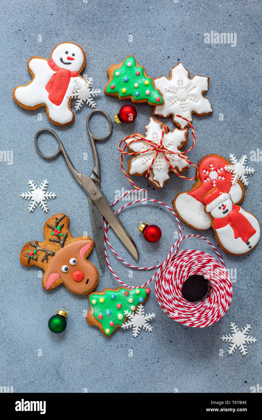 Hausgemachte Weihnachten Lebkuchen mit Zucker Glasur. Stockfoto