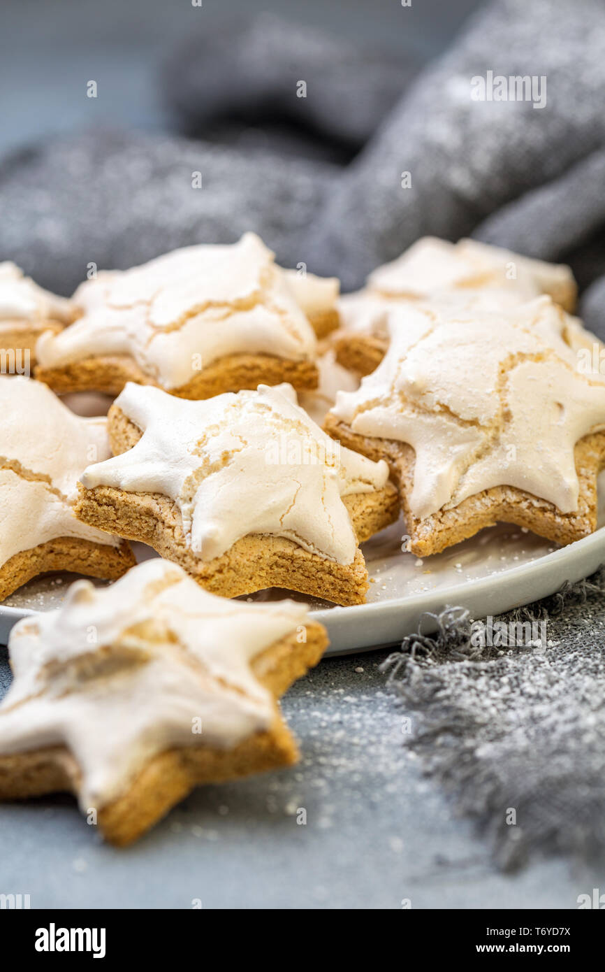 Deutsche Weihnachten almond Cookies mit Zimt. Stockfoto
